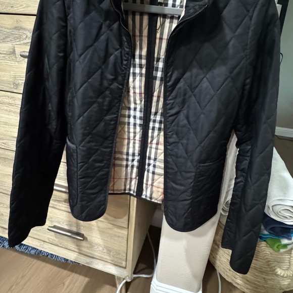 Burberry Black Quilted Jacket with Plaid Interior - Picture 2 of 9